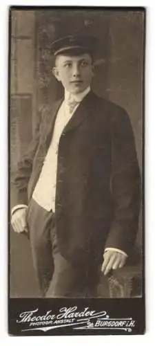 Fotografie Theodor Harder, Burgdorf i. H., junger Student im Anzug mit Couleur an der Mütze
