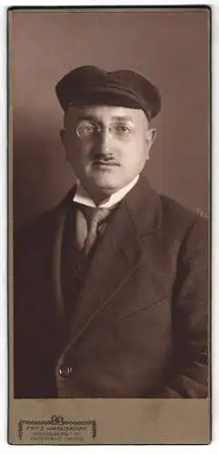 Fotografie Fritz Kauraskopf, Königsberg i. Pr., Student im Anzug mit Zwickerbrille und Couleur