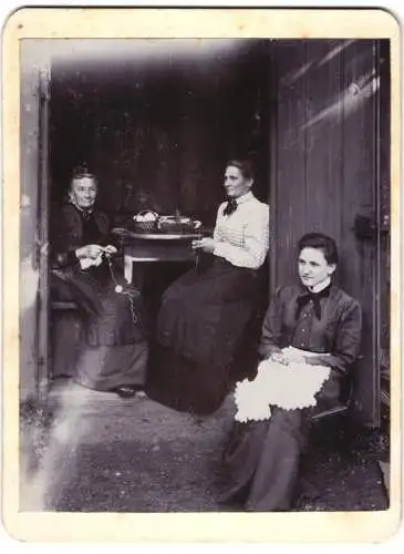 Fotografie unbekannter Fotograf und Ort, drei Generationen Hausfrauen, Grossmutter und Mutter beim Häkeln