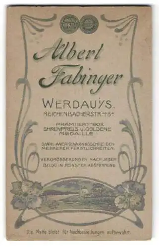 Fotografie Albert Fabinger, Werdau i. Sa., Reichenbacherstr. 46a, Anschrift des Ateliers in floral verzierter Umrandung