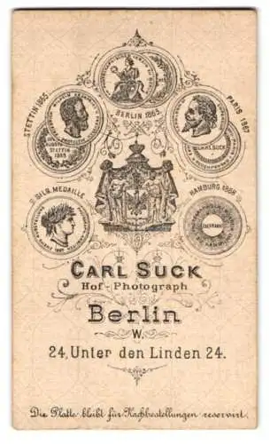 Fotografie Carl Suck, Berlin, Unter den Linden 24, königliches Wappen nebst Medaillen