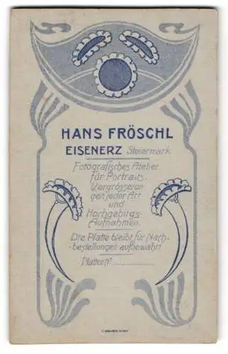 Fotografie Hans Fröschl, Eisenerz, Anschrift des Ateliers samt Dienstleistungen mit floraler Umrandung