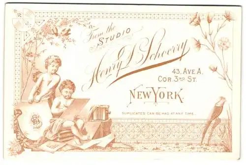 Fotografie Henry Schoerry, New York, 43 Ave A., zwei Kinder malen Bild und halten Wappen mit Monogramm des Fotografen