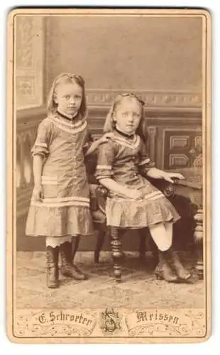 Fotografie E. Schroeter, Meissen, zwei niedliche kleine Mädchen in zeitgenössischen Kleidern, 1882