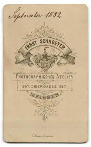 Fotografie E. Schroeter, Meissen, zwei niedliche kleine Mädchen in zeitgenössischen Kleidern, 1882