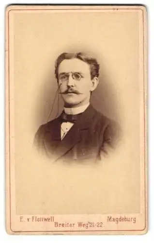 Fotografie E. v. Flottwell, Magdeburg, Breiter Weg 21-22, junger Mann im Anzug mit Zwickerbrille und Mustasch, 1877