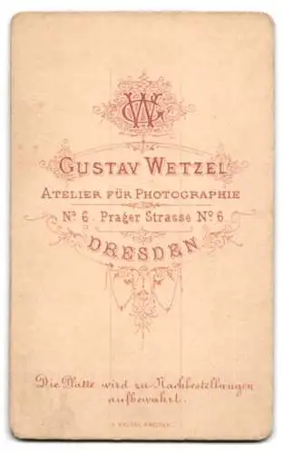 Fotografie Gustav Wetzel, Dresden, Herr im Anzug mit Fliege und Vollbart