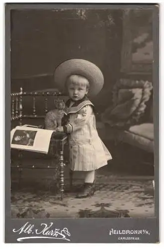 Fotografie Alb. Kurz, Heilbronn a. N., Carlsstr. 69, niedliches Mädchen im Matrosenkleid mit Plüschkatze