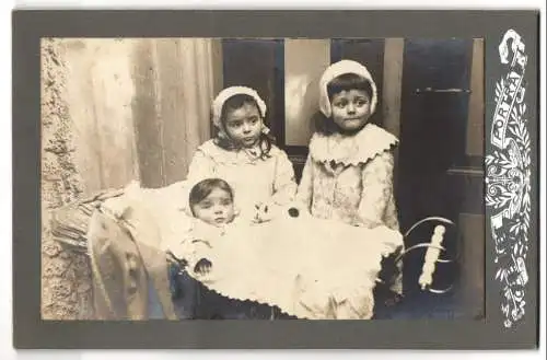 Fotografie unbekannter Fotograf und Ort, zwei kleine Mädchen mit Geschwisterchen im Kinderwagen