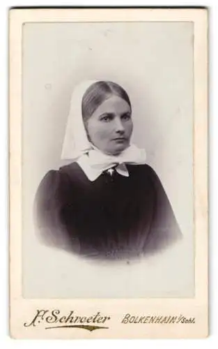 Fotografie F. Schroeter, Bolkenhain i. Schl., junge Krankenschwester der Medizin Alma in Uniform mit Kopftuch