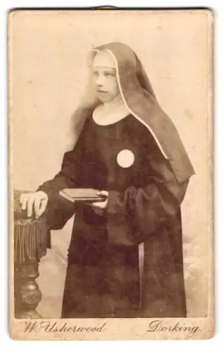 Fotografie W. Usherwood, Dorking, englische Nonne im Habit mit Bibel in der Hand