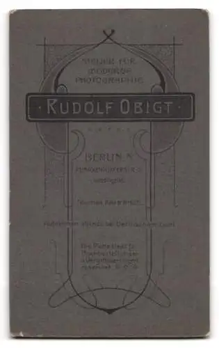 Fotografie Rudolf Obigt, Berlin, Mutter präsentiert ihr Kind im Taufkleid, Mutterglück