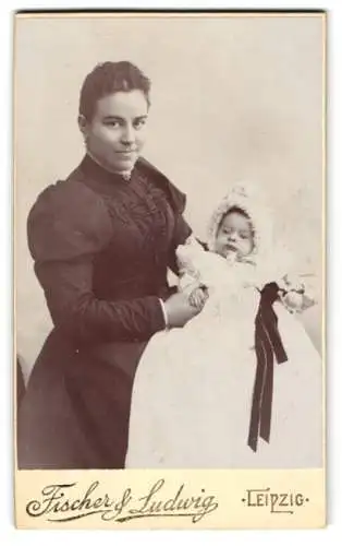 Fotografie Fischer & Ludwig, Leipzig, Mutter im schwarzen Kleid mit ihrer Tochter auf dem Schoss, Mutterglück