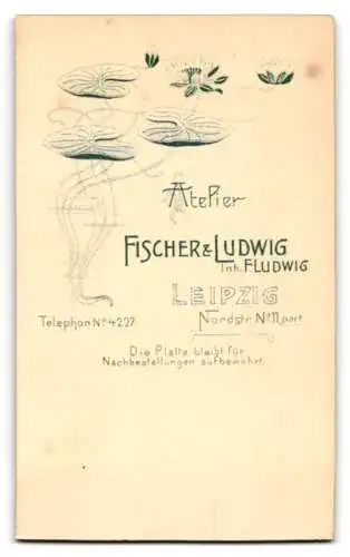 Fotografie Fischer & Ludwig, Leipzig, Mutter im schwarzen Kleid mit ihrer Tochter auf dem Schoss, Mutterglück