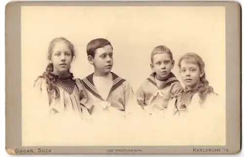 Fotografie Oscar Suck, Karlsruhe, zwei junge Knaben nebst ihren Schwestern, Schnappschuss