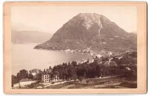 Fotografie unbekannter Fotograf, Ansicht Lugano, Blick auf die Stradt mit Berg