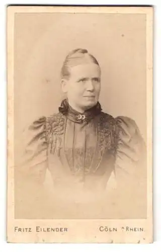 Fotografie Fritz Eilender, Cöln a. Rh., Dame im bestickten Kleid mit zurückgebundenen Haaren
