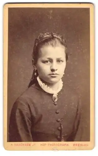 Fotografie N. Raschkow jr., Breslau, Ohlauerstr. 4, junges Mädchen im dunklen Kleid mit Rüschenkragen