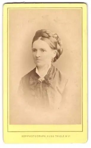 Fotografie Hugo Thiele & Co., Breslau, Schweidnitzer Stadtgraben 9, junge Frau im dunklen Kleid mit geflochtenen Haaren