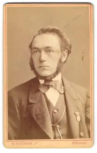 Fotografie N. Raschkow Jr., Breslau, Herr im Anzug mit Miniaturorden am Revers