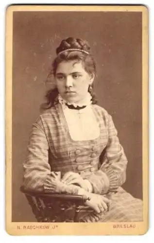 Fotografie N. Raschkow Jr., Breslau, junge Frau im karierten Kleid mit Rüschenkragen und Hochsteckfrisur