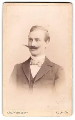 Fotografie Carl Westendorp, Köln a. Rh., Comödienstr. 7, junger Mann im Anzug mit Mustasch