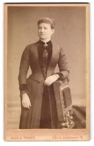 Fotografie Nicola Tonger, Cöln a. Rh., junge Dame im taillierten Kleid mit Brosche