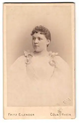 Fotografie Fritz eilender, Cöln a. Rh., junge Frau im weissen Kleid mit Schleifen und Locken