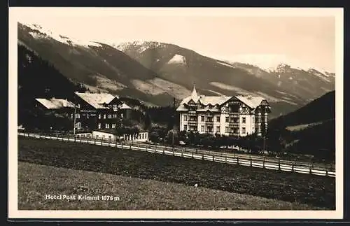 AK Krimml, Hotel Post mit Strasse und Bergpanorama