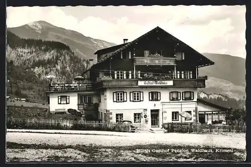 AK Krimml, Hüttls Gasthof-Pension Waldhaus, von der Strasse gesehen