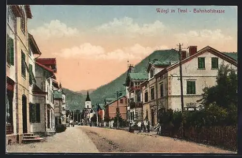 AK Wörgl, Bahnhofstrasse mit Leute
