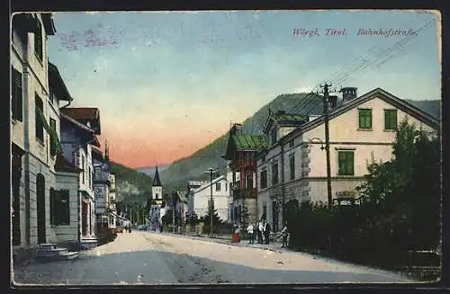 AK Wörgl, Bahnhofstrasse mit Passanten und Blick zur Kirche