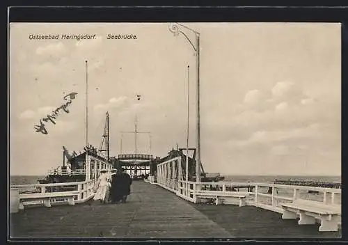 AK Heringsdorf / Seebad, Spaziergänger auf der Seebrücke