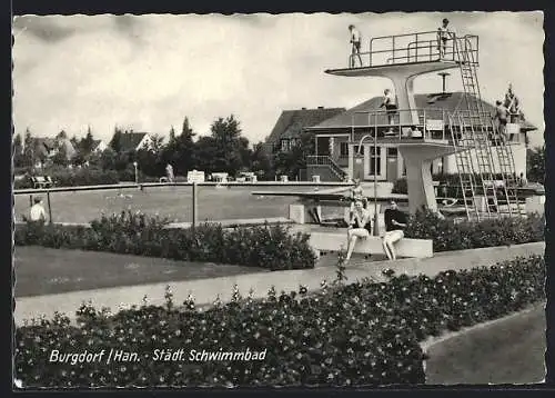 AK Burgdorf / Hannover, Besucher am Sprungturm im Städtischen Schwimmbad