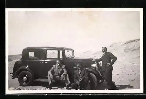 Foto-AK Drei Männer an einem Auto im Gebirge