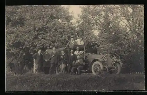 Foto-AK Männergruppe an einem Auto am Waldrand