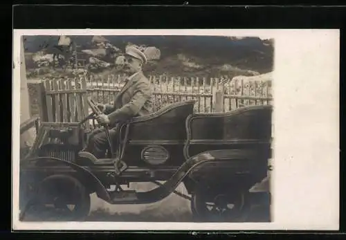 Foto-AK Mann mit Schiebermütze im Fahrersitz eines Autos