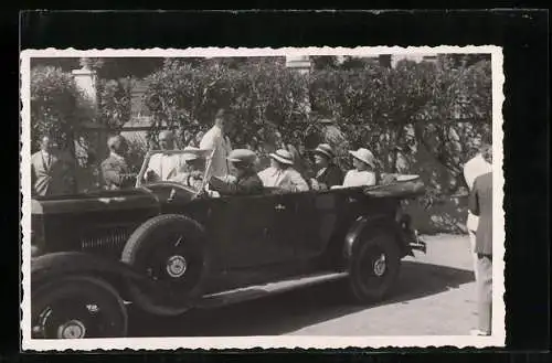 Foto-AK Zwei Herren und Drei Damen in einem offenen Auto
