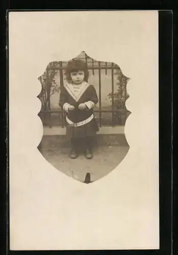 Foto-AK Mädchen im Matrosenkleid, wappenförmiges Passepartout