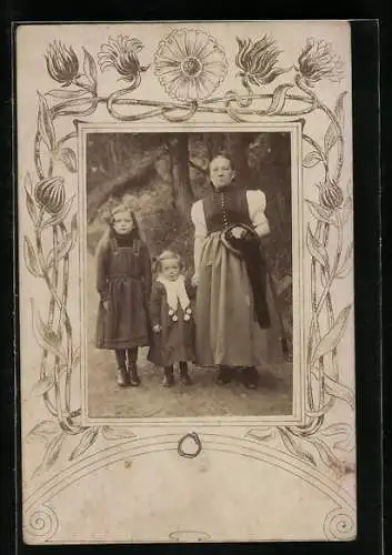 Foto-AK Dame mit zwei Mädchen, Blumen-Passepartout