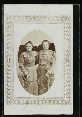 Foto-AK Zwei Damen an einem schmiedeeisernen Geländer, Florales Ornament