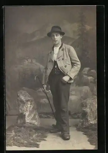 Foto-AK Junger Mann in Tracht vor Alpen-Studiokulisse