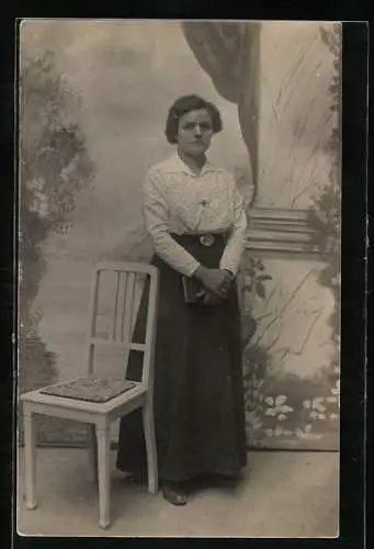 Foto-AK Junge Dame mit Stuhl vor Studiokulisse, 1915