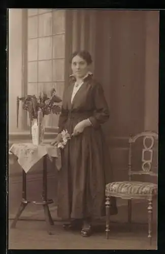 Foto-AK Junge Dame in einer Zimmer-Studiokulisse