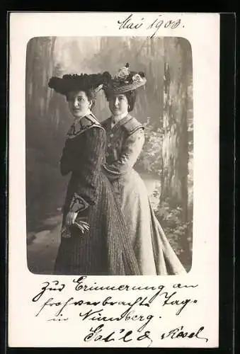 Foto-AK Zwei Damen mit geschmückten Hüten in Wald-Studiokulisse