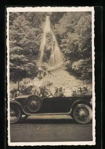 AK Zwei Männer im Auto unter einem Wasserfall