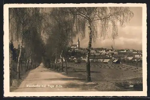 AK Waidhofen a. d. Thaya, Landstrasse mit Blick auf die Stadt