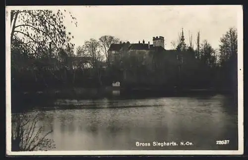 AK Gross Siegharts /N. Oe., Blick vom See auf das Schloss