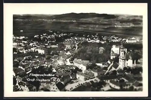 AK Gross-Siegharts, Fliegeraufnahme der Stadt inklusive Umgebung