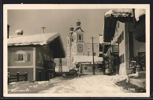 AK Hopfgarten /Tirol, Strassenpartie an der Kirche im Schnee